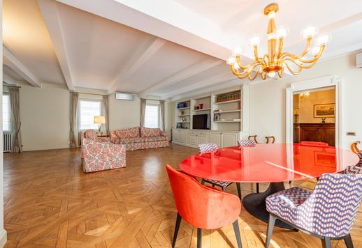 Milano'da dönem mimarisine sahip bir binanın son katında, üç zarif yatak odası, üç banyo ve asansörle doğrudan özel erişim sunan 318 m²'lik seçkin konut. Image 6