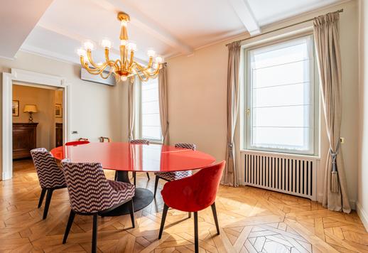 Milano'da dönem mimarisine sahip bir binanın son katında, üç zarif yatak odası, üç banyo ve asansörle doğrudan özel erişim sunan 318 m²'lik seçkin konut. Image 7