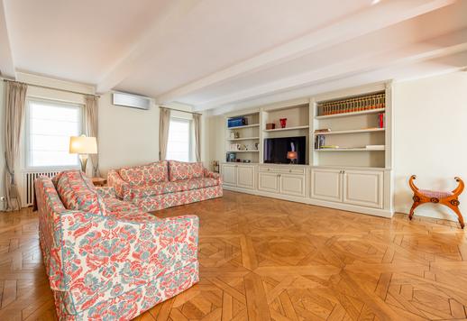 Milano'da dönem mimarisine sahip bir binanın son katında, üç zarif yatak odası, üç banyo ve asansörle doğrudan özel erişim sunan 318 m²'lik seçkin konut. Image 4