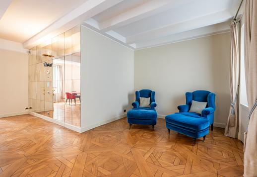 Milano'da dönem mimarisine sahip bir binanın son katında, üç zarif yatak odası, üç banyo ve asansörle doğrudan özel erişim sunan 318 m²'lik seçkin konut. Image 8