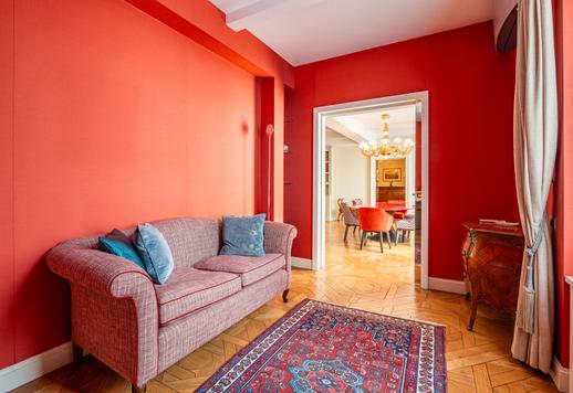 Milano'da dönem mimarisine sahip bir binanın son katında, üç zarif yatak odası, üç banyo ve asansörle doğrudan özel erişim sunan 318 m²'lik seçkin konut. Image 9