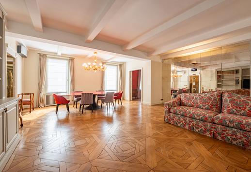 Milano'da dönem mimarisine sahip bir binanın son katında, üç zarif yatak odası, üç banyo ve asansörle doğrudan özel erişim sunan 318 m²'lik seçkin konut. Image 1