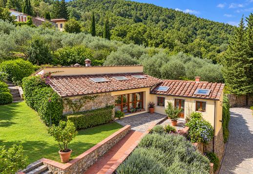 Complexo datado do século XIX, com 730 m², em posição dominante sobre o vale nas colinas a oeste de Pistoia Image 8