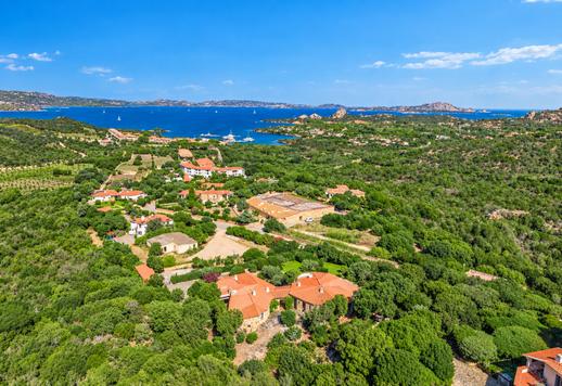 Edifício de 420 m² em dois pisos dividido em três apartamentos independentes com vista de 360° nas cristas panorâmicas da Costa Smeralda Image 2