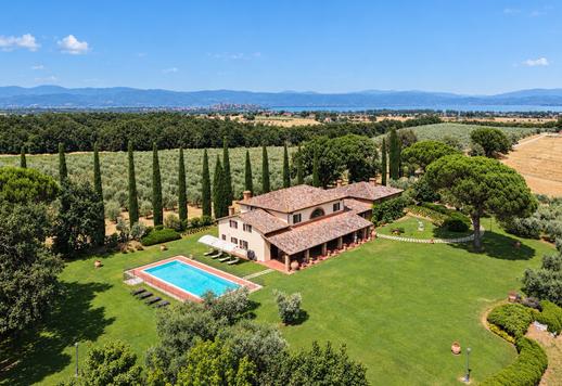 Nuostabi 750 m² rezidencija per du lygius su aštuoniais miegamaisiais ir septyniais vonios kambariais, įsikūrusi vaizdingose kalvose tarp Umbrijos ir Toskanos. Image 1