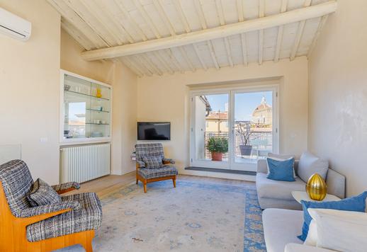 12. yüzyıldan kalma tarihî bir palazzonun son iki katında, prestijli tarihî merkezde 160 m² daire Image 4