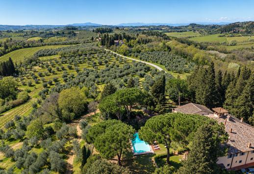 Complex of 1000 sqm across four buildings, with a period villa and annexe in the rural setting of Certaldo Image 4