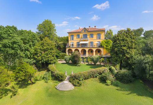 Residenza lombarda di grande charme in posizione panoramica sulla valle di Montevecchia Image 1
